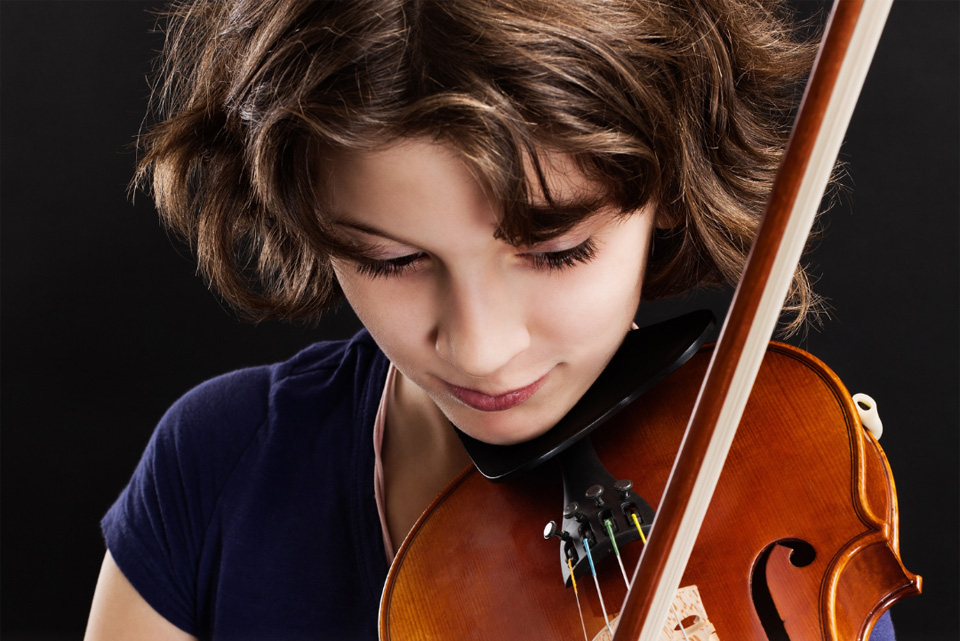 Girl with brown hair playing the violin
